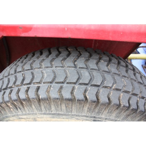 1 - Siromer 204S 4WD tractor complete with front loading bucket & rear topper 8018 hours.Tyre deflated
S... 