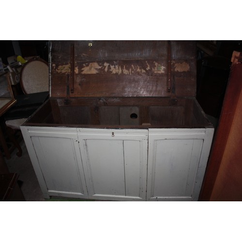 1818 - Oak painted coffer with central door.
30