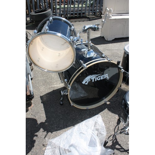 1819 - Tiger drum kit etc