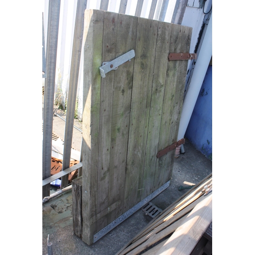 68 - Stable door with hinges 50