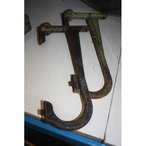 251 - Pair cast iron basin supports 14