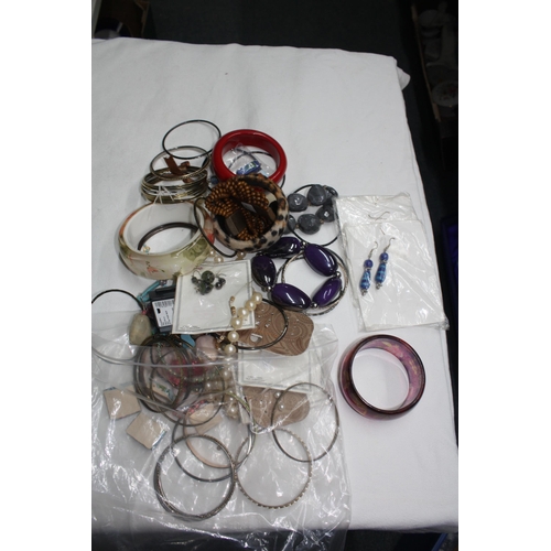 1012 - Bag bangles etc