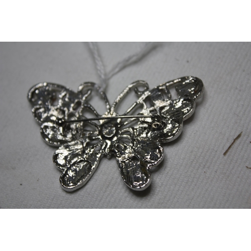 1068 - Stone set butterfly brooch 2 1/4