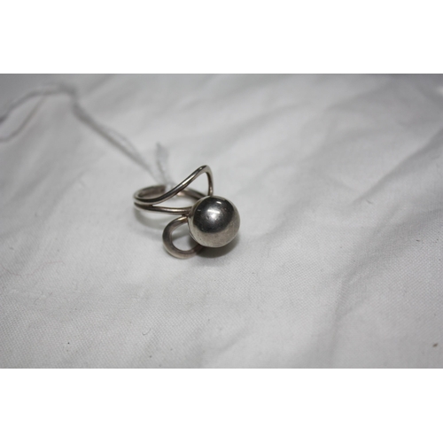 1062 - Silver swirl & ball ring