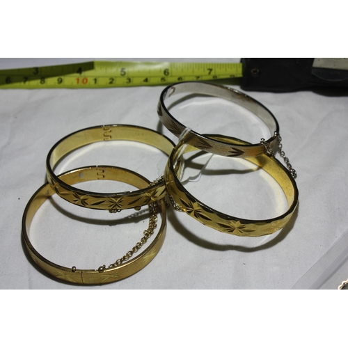 1070 - 4 assorted bangles