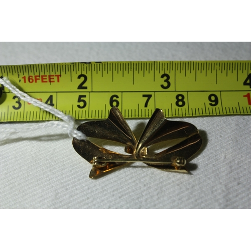 1074 - 9ct gold bow brooch 1.3 grammes