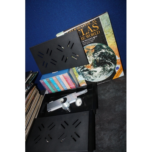 1292 - Atlas of the World etc & 2 deluxe table warmers