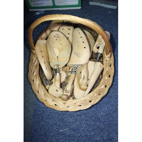 1427 - Quantity shoe stretchers in basket