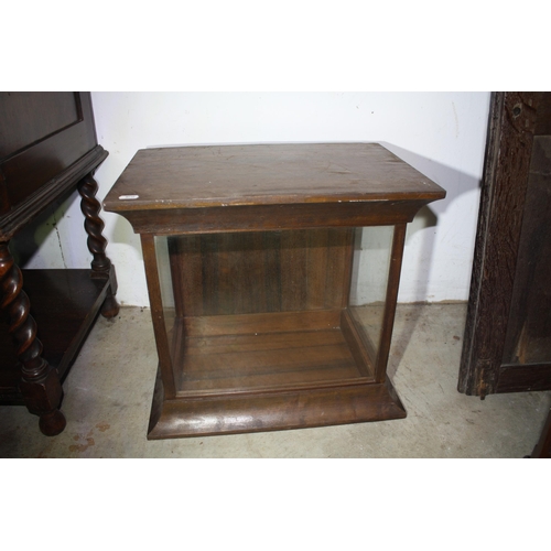 1475 - Small glazed mahogany display case 17