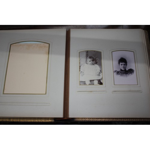 1245 - Victorian photo album with photos,
postage Royal Mail Special Delivery £ 14:65