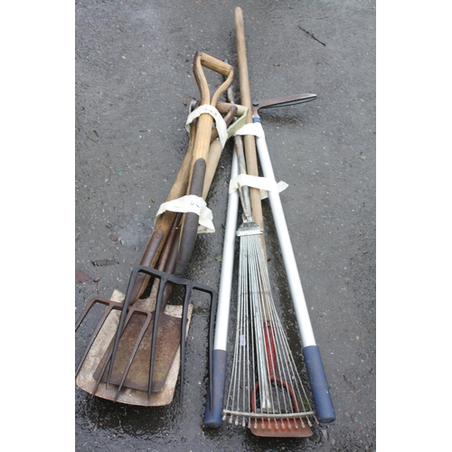 93 - 2 bundles garden tools