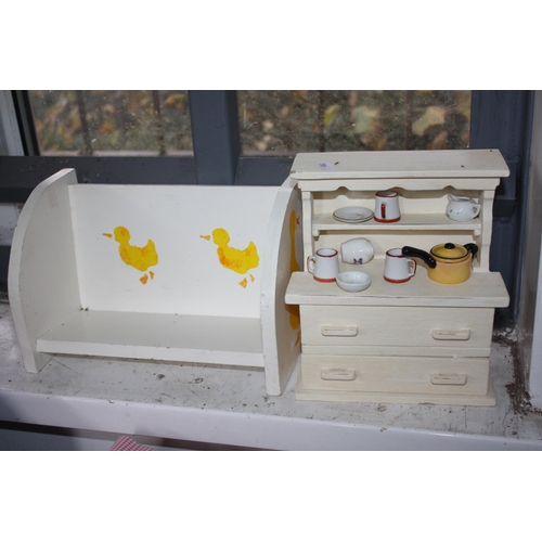 825 - Miniature dresser 8