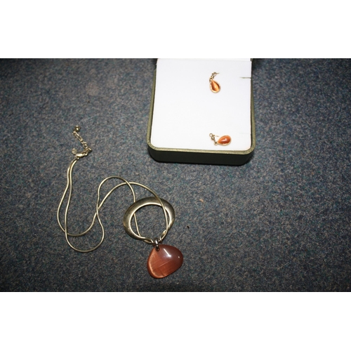 1073 - Necklace & earrings set