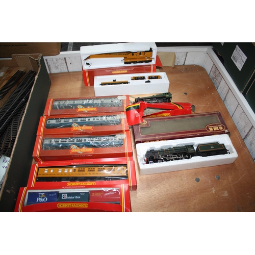 1378 - Quantity Hornby boxed carriages, R749 crane etc