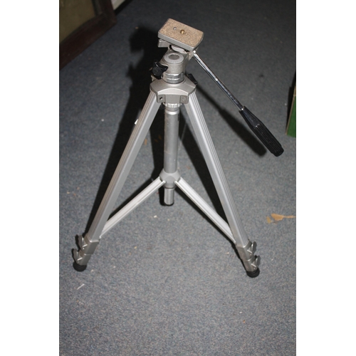 1429 - Adjustable camera tripod