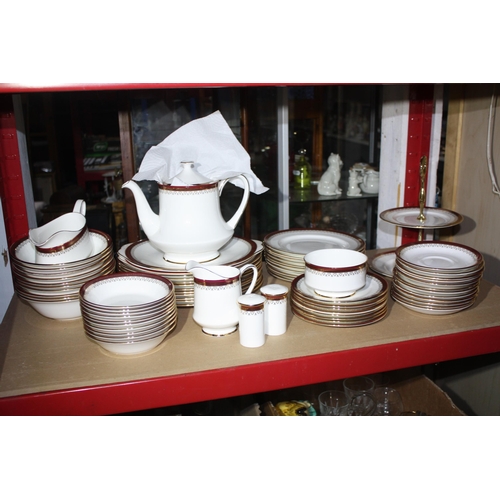 1450 - Large quantity Paragon Holyrood table ware & quantity tea & coffee cups