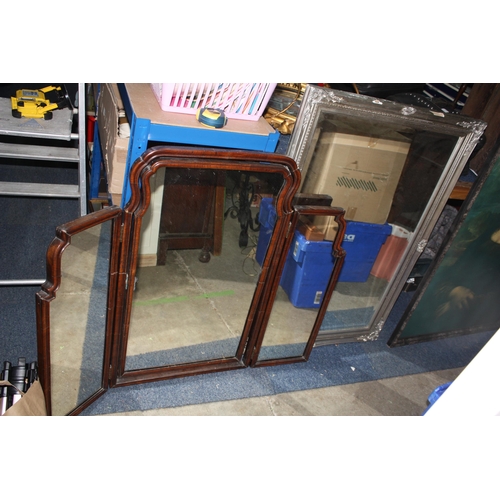 1493 - Folding triple mirror 33