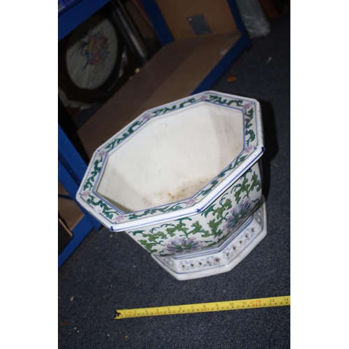 1482 - Large hexagonal planter 16