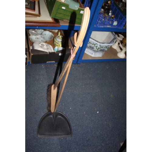 1513 - Plastic & wood dustpan & brush