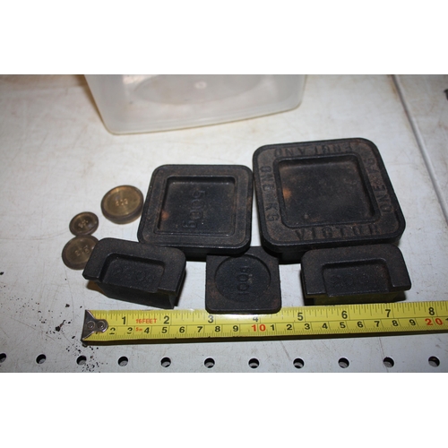 1519 - Assorted brass & iron weights