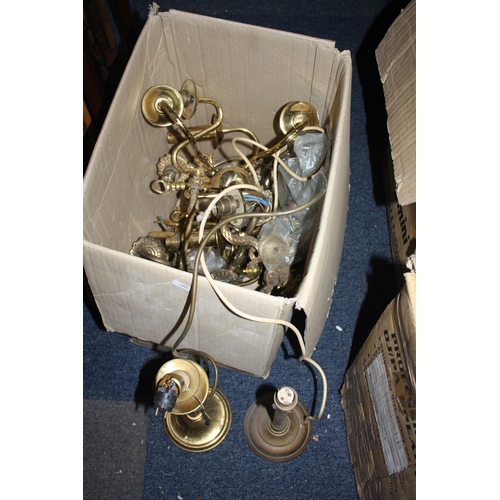 1539 - Box assorted brass lamps, wall lights etc