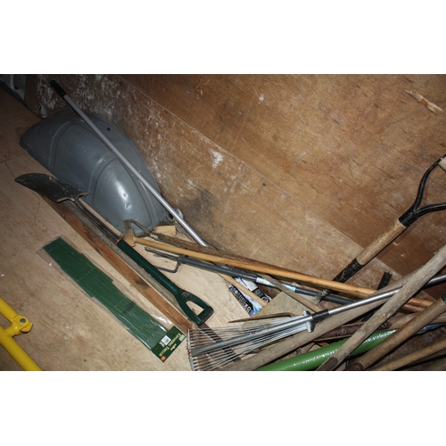 175R - Large quantity of garden tool etc