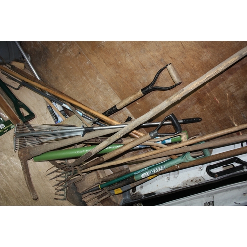 175R - Large quantity of garden tool etc