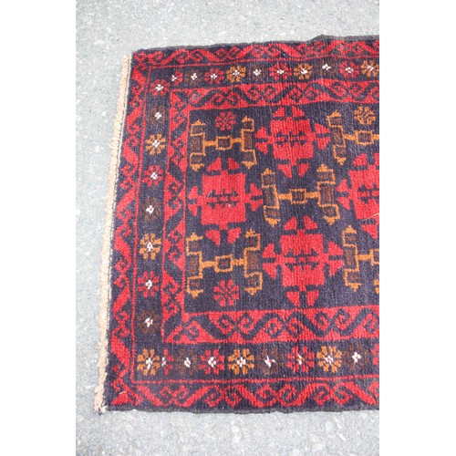 1902 - Red ground rug with 20 repeat motifs 2 metre 10 x 3 metre 40