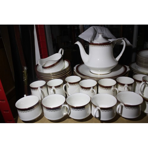 1450 - Large quantity Paragon Holyrood table ware & quantity tea & coffee cups