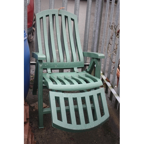 15 - Plastic garden recliner