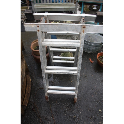 33 - Set adjustable ladders