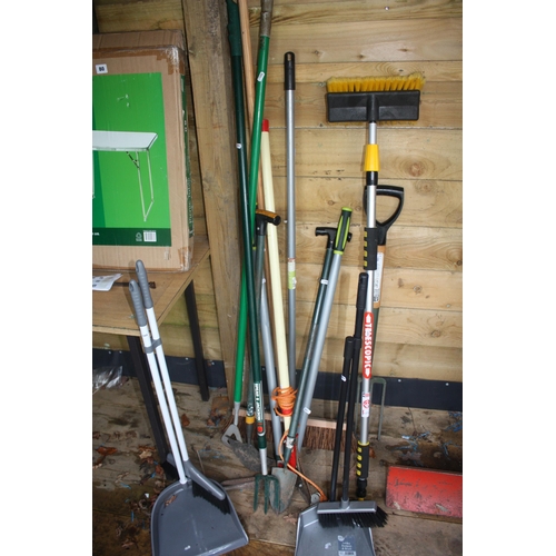 81 - Large quantity assorted garden tools & 2 dustpans