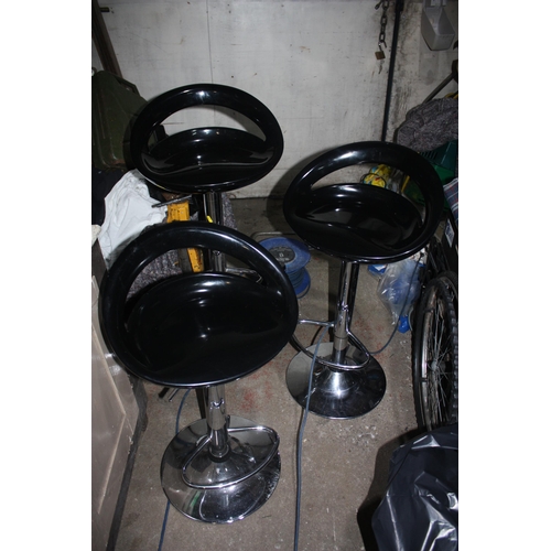 1434 - 3 gas lift stools & 1 other - some scuffing minimum 24