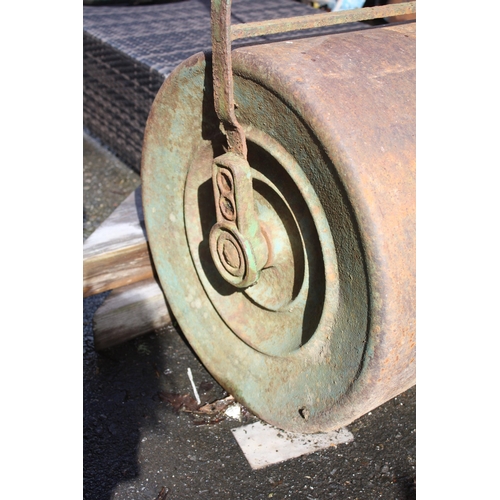 34 - Cast iron garden roller 20