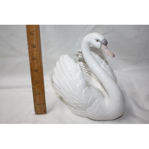 527 - Large Lladro Swan 11 1/2