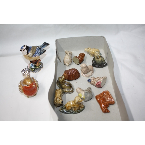 538 - Quantity Wade whimsies & 2 metal bird figures