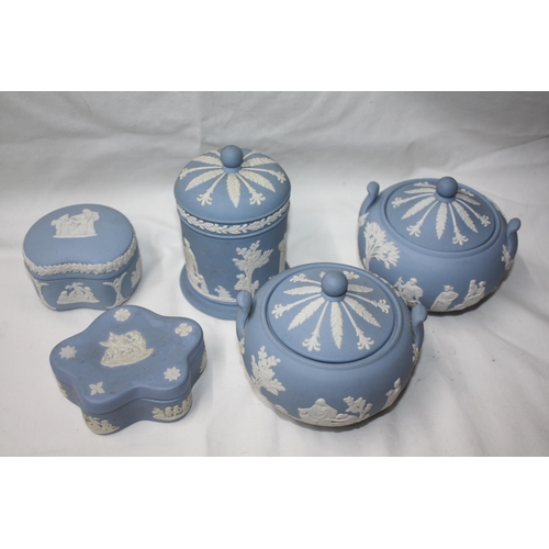 543 - 5 pieces Wedgwood blue jasperware - tallest 4 1/2