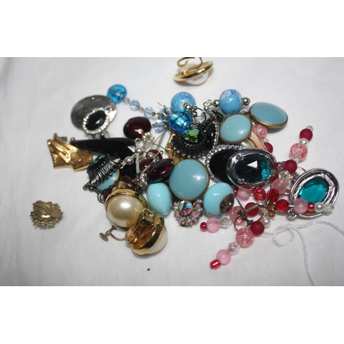 1122 - 15 pairs costume earrings