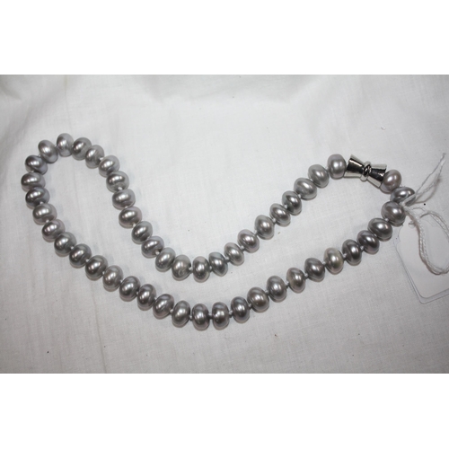 1124 - Grey bead necklace