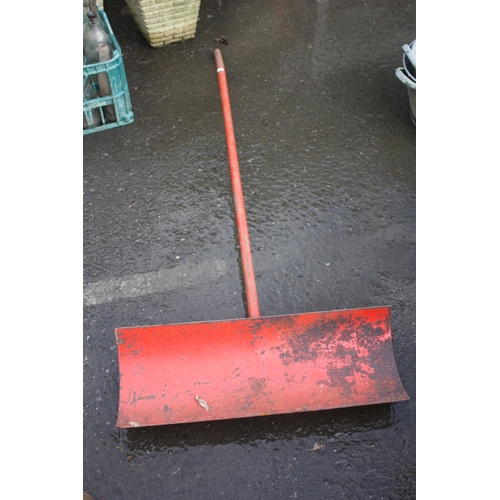 102 - Metal snow scoop