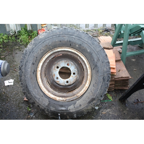 146 - Landrover wheel 5.5 x 16 x 33- tyre a/f