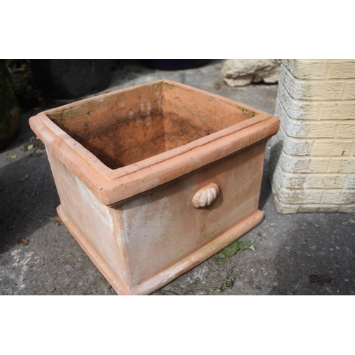 15 - Square terracotta planter 10