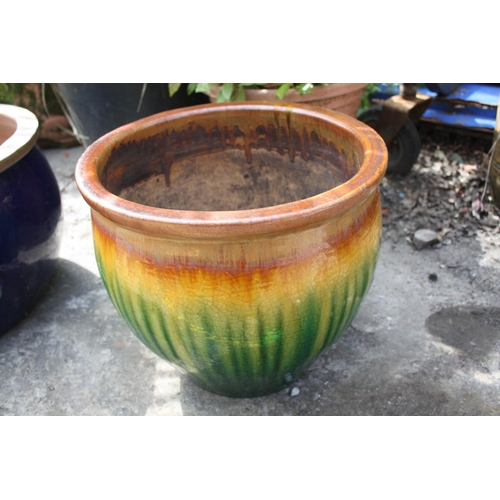 21 - Streak glazed planter 14