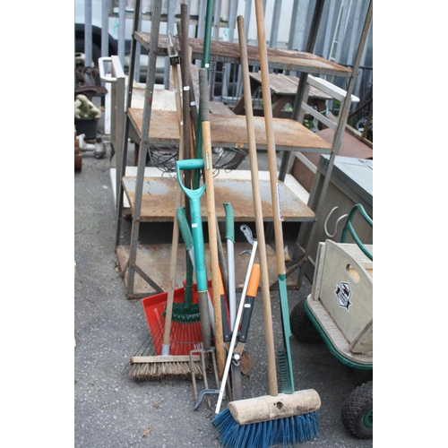 100 - 2 brushes, assorted garden tools etc