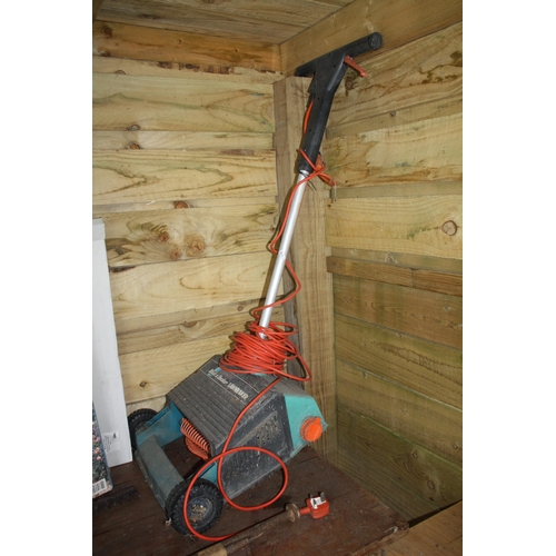 230 - Black & Decker lawn raker