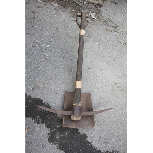 251 - Shovel & pickaxe