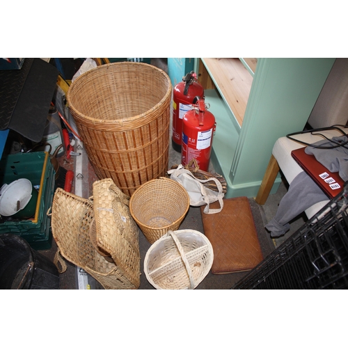 302 - Baskets, leather organiser etc