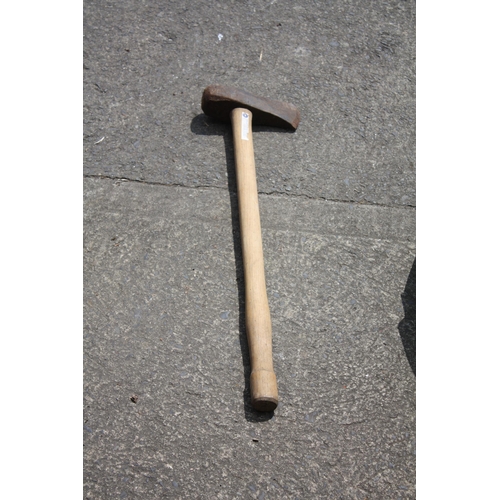 396 - Long handled splitting axe