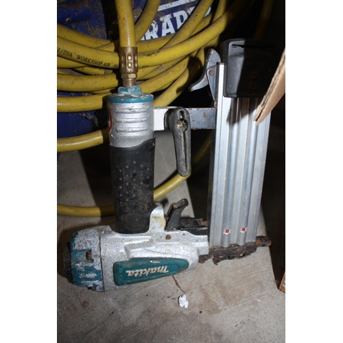 506 - Draper compressor & Makita nail gun- working order