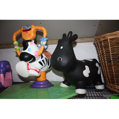 511 - Inflatable cow & childs sit on toy